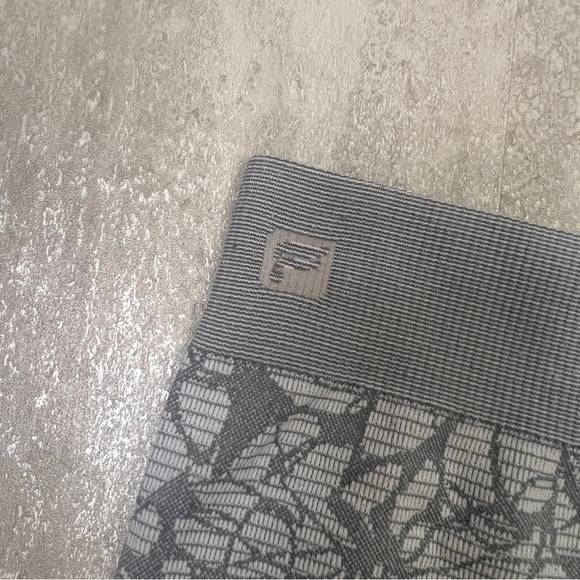 Fabletics Sebastian Seamless cropped leggings grey capri small - Picture 8 of 8